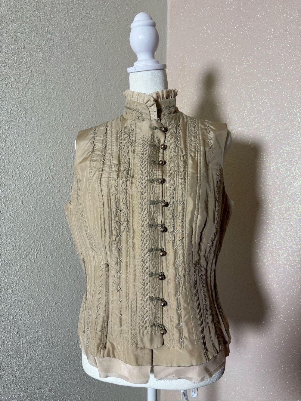 Elie Tahari Beige Sleeveless Ruffled Stand-Collar Embroidered Top